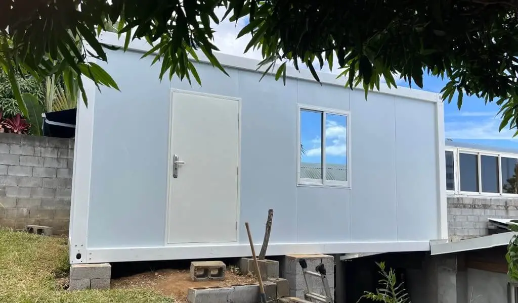 Maison container en kit renforcée installée à Saint-Gilles-les-Hauts – La Réunion