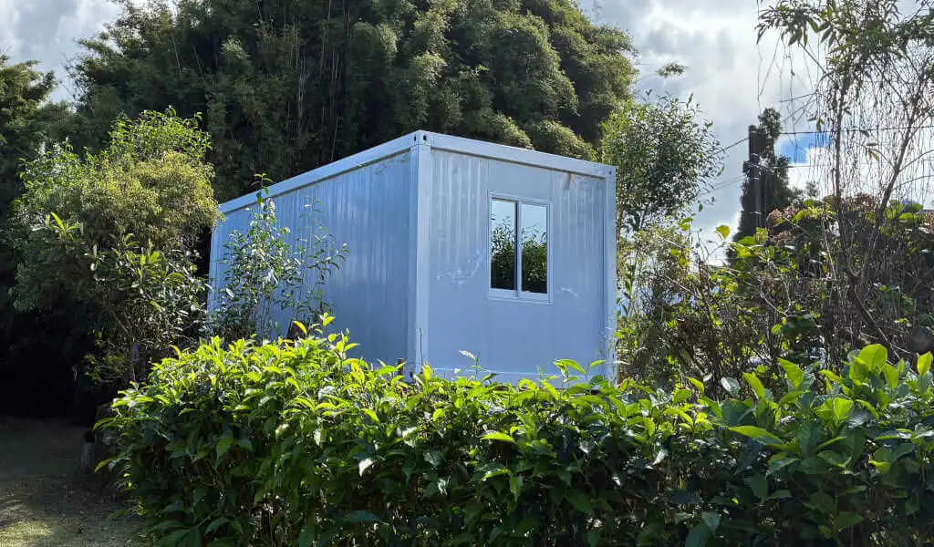 Maison container en kit renforcée installée à Saint-Joseph – La Réunion
